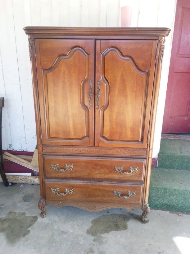 Beautiful Solid Oak Bassett Armoire -$60