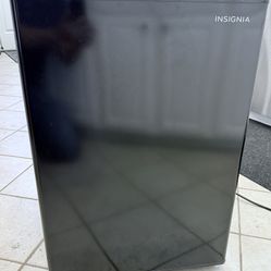 Insignia 2.6 cu ft Refrigerator – Works Great