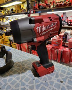Milwaukee M18 CORDLESS impact wrench 1/2 in. FUEL BRUSHLESS