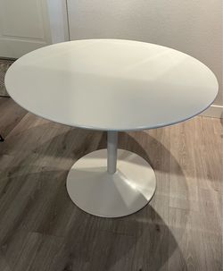 White Round 39 inch table