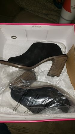 WOMEN'S SHOES SIZE 6M SOFT TUMBLED NUBUCK