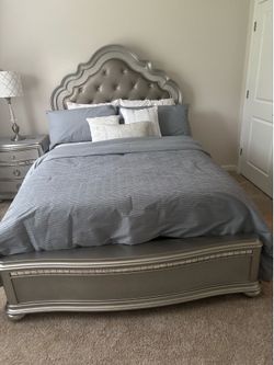 Queen Bed wth Comforter and Pillows