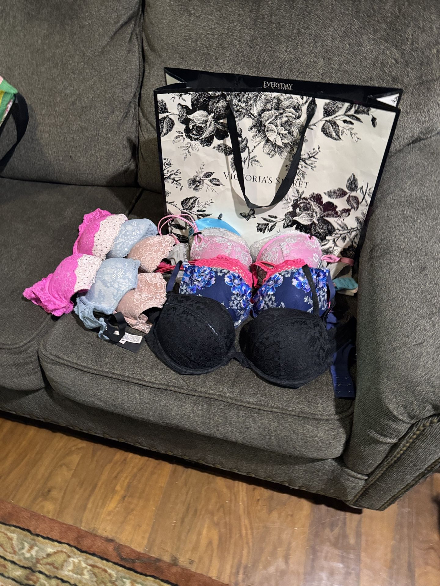 9 Victorias Secret 34D Bras 