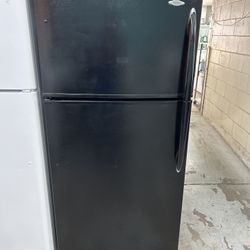 Black 18 Cubic Foot Refrigerator With Ice Maker 