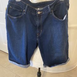 Woman’s Levi Bermuda Shorts Size 33