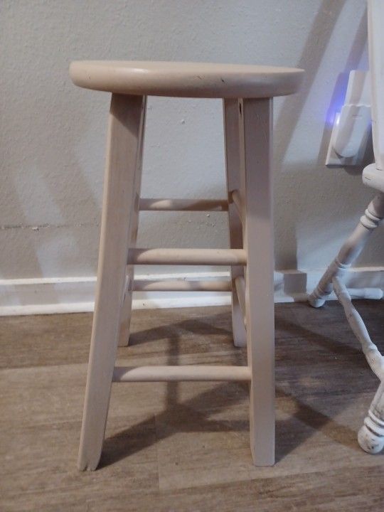 IC International Concepts, Round Top Stool-24" Seat Ht, 12.5"W x 12.5"D x 24"H, Solid Parawood, 24"H, 225 lb Wt. Capacity, Kitchen/Dining, Fully Assem