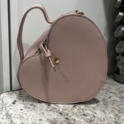Heart Shaped Handbag. for Sale in Bakersfield, CA - OfferUp
