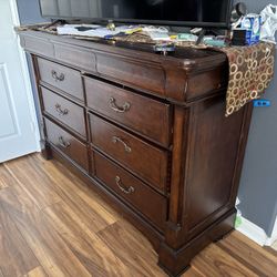 Dresser With 9 Drawers