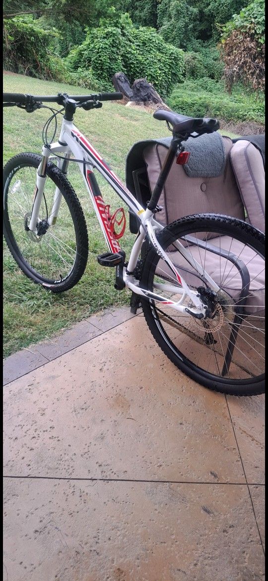 Specialized Mountain Bike. 29" Wheels