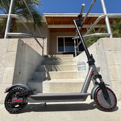 Electric scooter with shocks