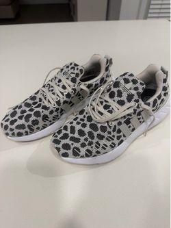 Adidas women’s shoes size 7 (brand new)