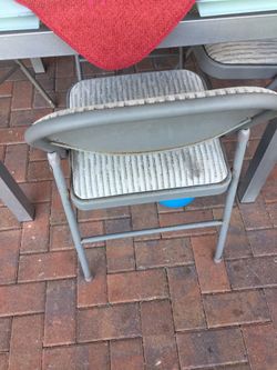 2 foldable chairs