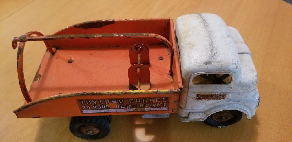 5 ANTIQUE STRUCTO CO TOY TRUCKS FROM 1935-40