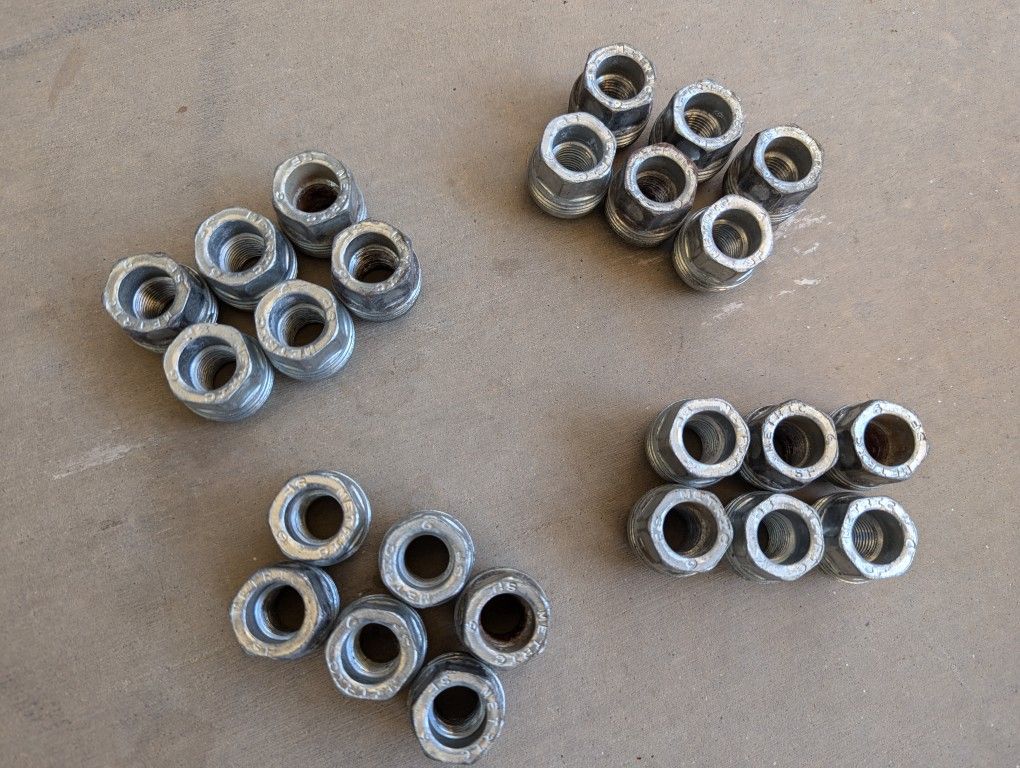 Chevrolet Silverado OEM Wheel Lock Set And Lugs