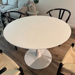 White tulip table, seats 4-6 people