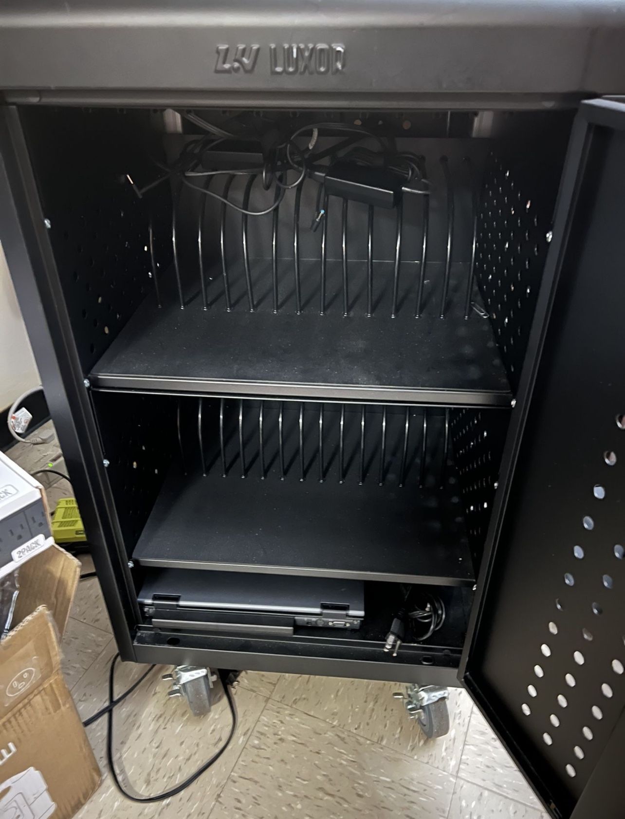 Luxor LLTM30-B 30 Tablet/Chromebook Charging Rolling Cart $400