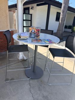 Cocktail table w/3 chairs $30