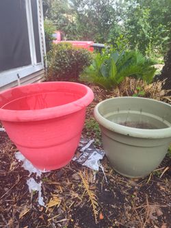 Huge sz planter garden pot farmhouse decor home decor both only 15$