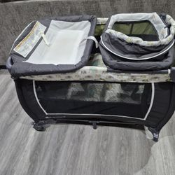 Baby Trend Li Snooze Deluxe II Nursery Center, In Very Good Condition 