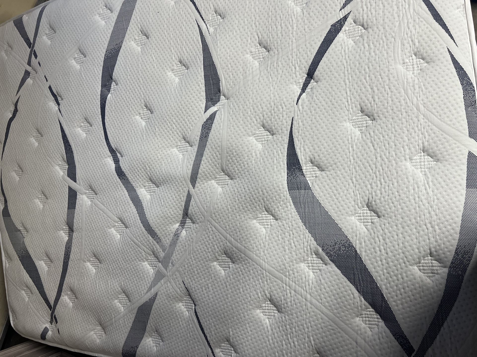 NISIEN Queen Mattress – 12” Hybrid Memory Foam (Never Used)