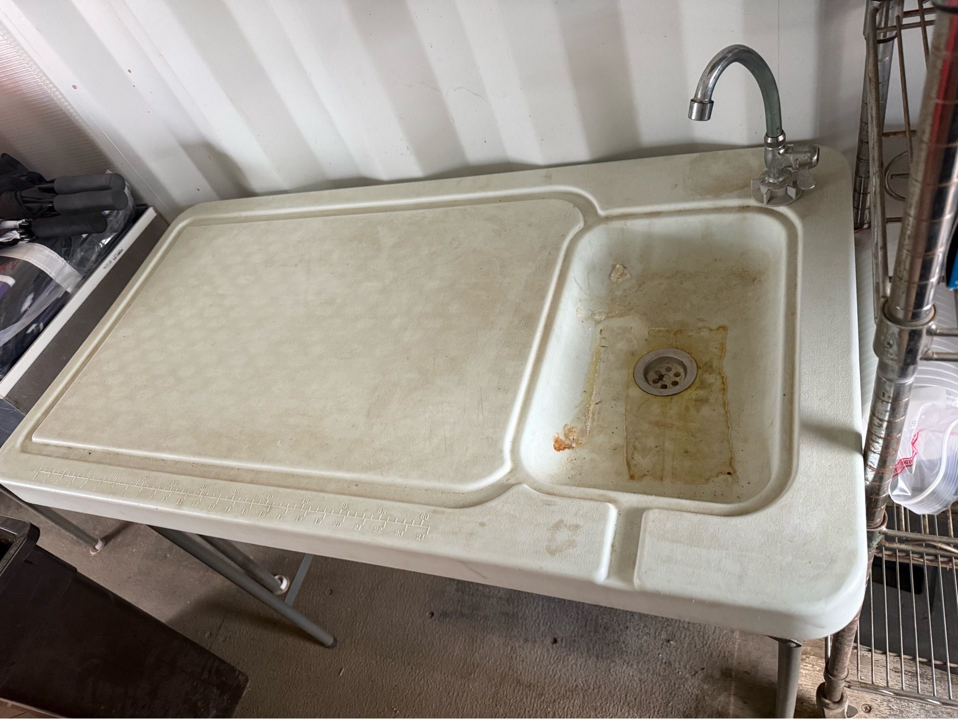 Portable fishing table