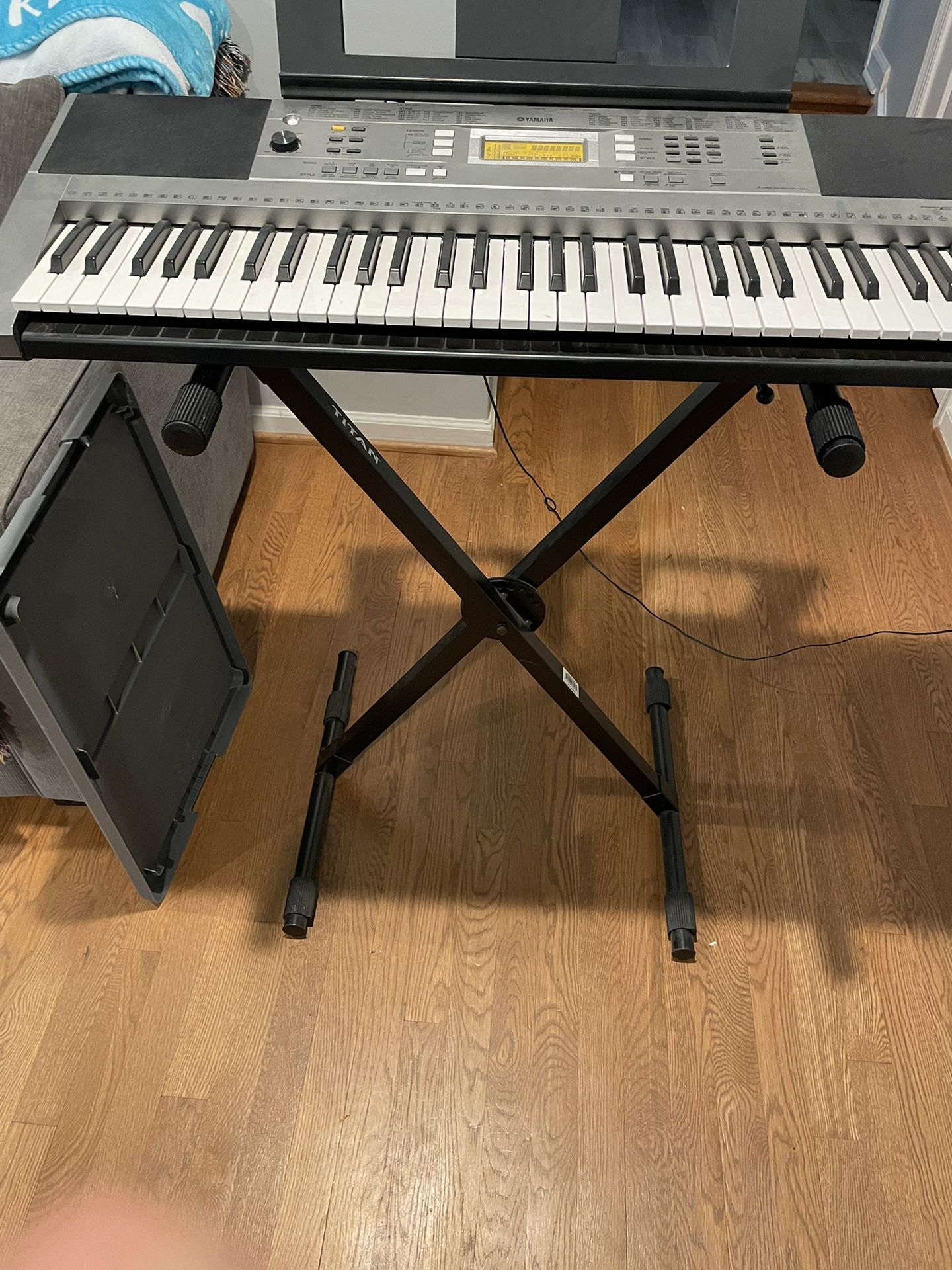 Yamaha PSR-E353 Keyboard and Stand