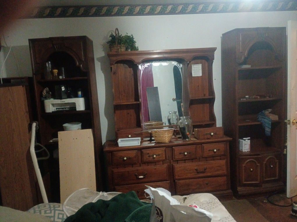 Dresser With Matching Twin Bookshelves