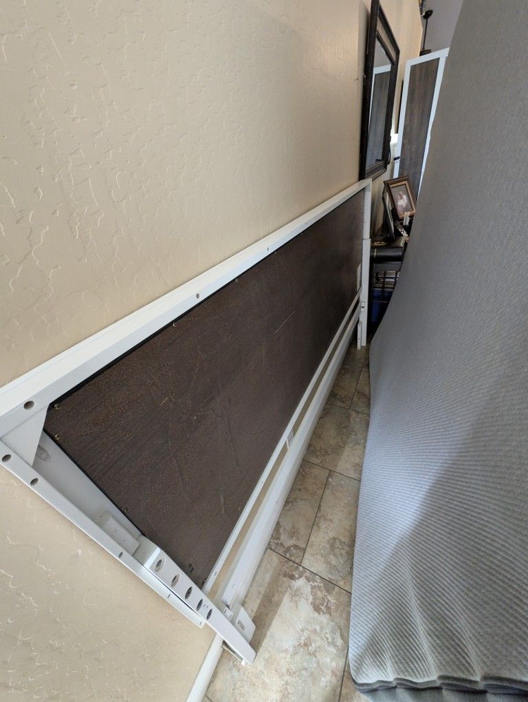 King Bedroom Set with Casper
Mattress - Excellent Condition!