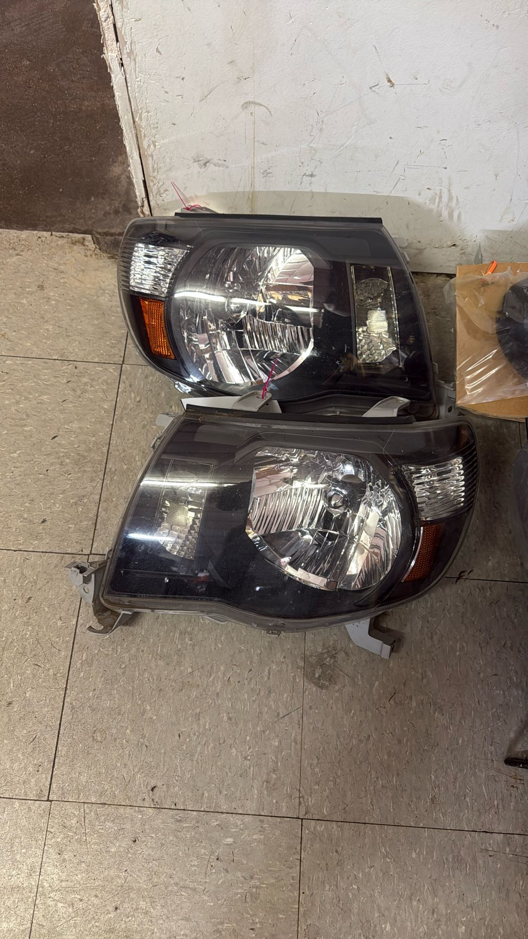 2005-2011 Toyota Tacoma Headlights Right And Left 