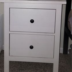 Bedroom Set. 1 Dresser and 2 Nightstands. 