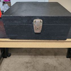 Vintage 1960  Londonnaire Portable Pub Travel Bar  Set  With Carrying Case And Keys
