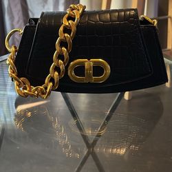 YINA Chunky Chain shoulder bag.