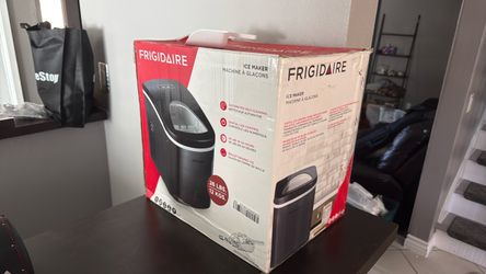 Frigidaire Countertop Ice Maker 26 lbs