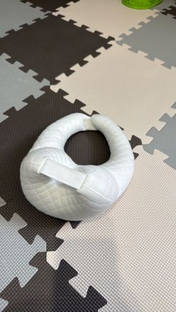 Baby neck pillow / bottle holder