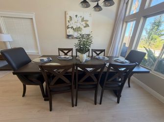 Beautiful Dining Table & 8 Chairs!!