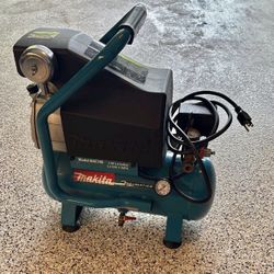 Makita Air Compressor - MAC700 2HP 2.6 Gallon Portable 