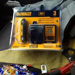Dewalt 20v Lithum Compact Battery And Charger 