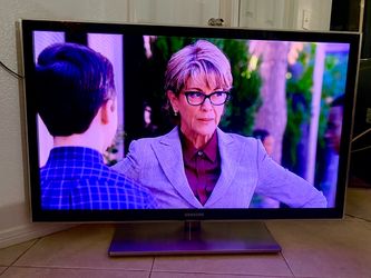 50in Samsung LCD TV 📺✨ • OBO •