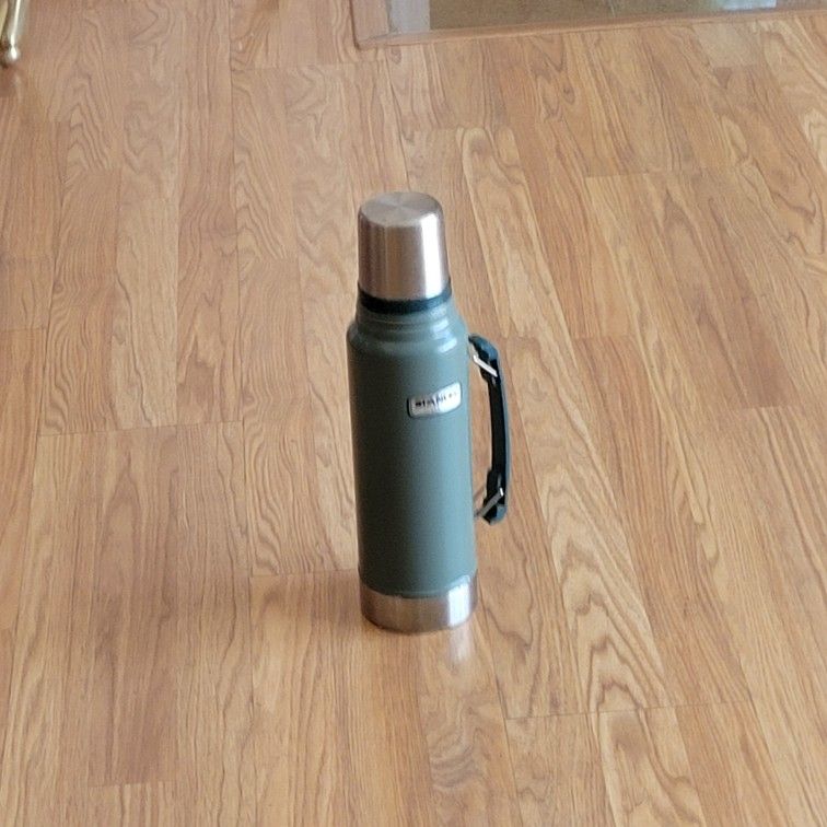Stanley Heritage Classic Vacuum Bottle with Handle 1.1 qt Hammertone
Green. New, never been used, still with tag, but It is some scuffs on
the bott