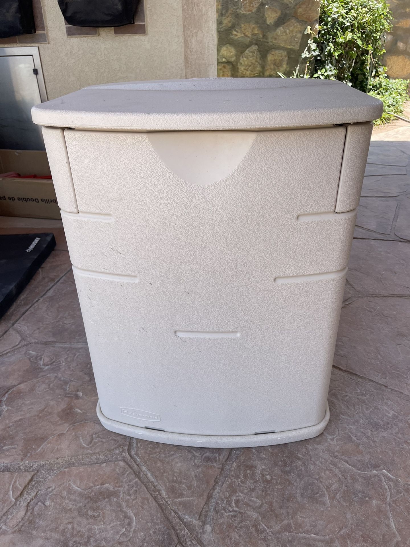 *FREE*Rubbermaid Outdoor Storage Container