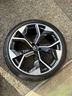 23” Wheels And Tires Off 2023 Audi RSQ8