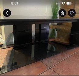 Black glass TV stand. Mesa negra con Cristal para TV