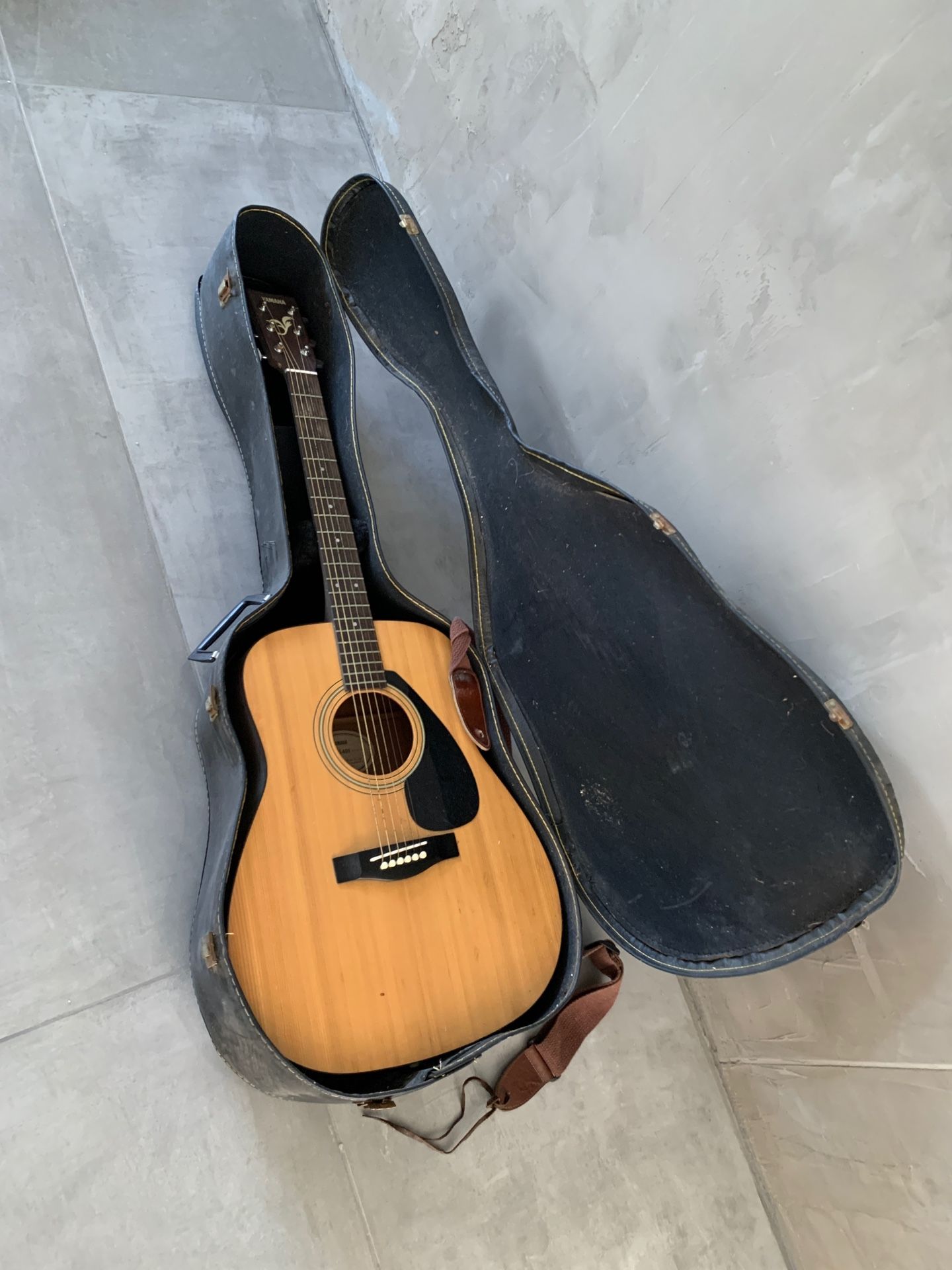 Acoustic Guitars Yamaha A Set Of 2