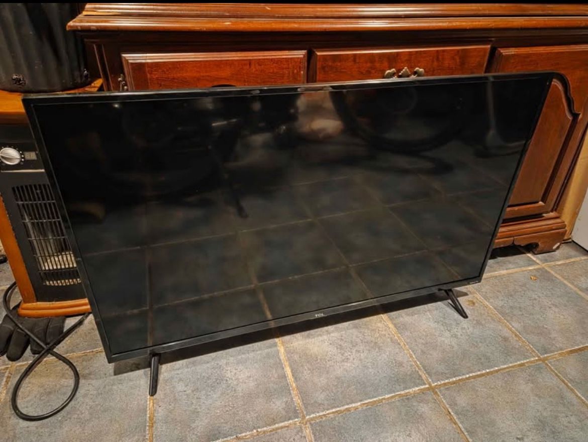 TCL 43” ROKU 4K TV Model 43S421