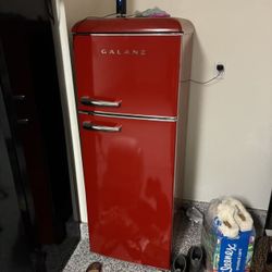 Galanz GLR40TBKER Retro Compact Refrigerator, Mini Fridge with Dual Doors, Adjustable Mechanical Thermostat with Freezer, 4.0 Cu Ft,