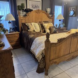 BEAUTIFUL OAKWOOD INTERIORS KING SIZE BEDROOM SET 