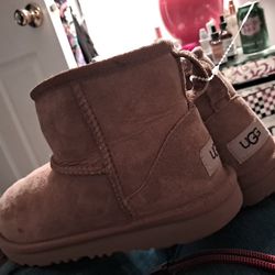 Girl Size 2 Uggs Boots Liike New 45.00