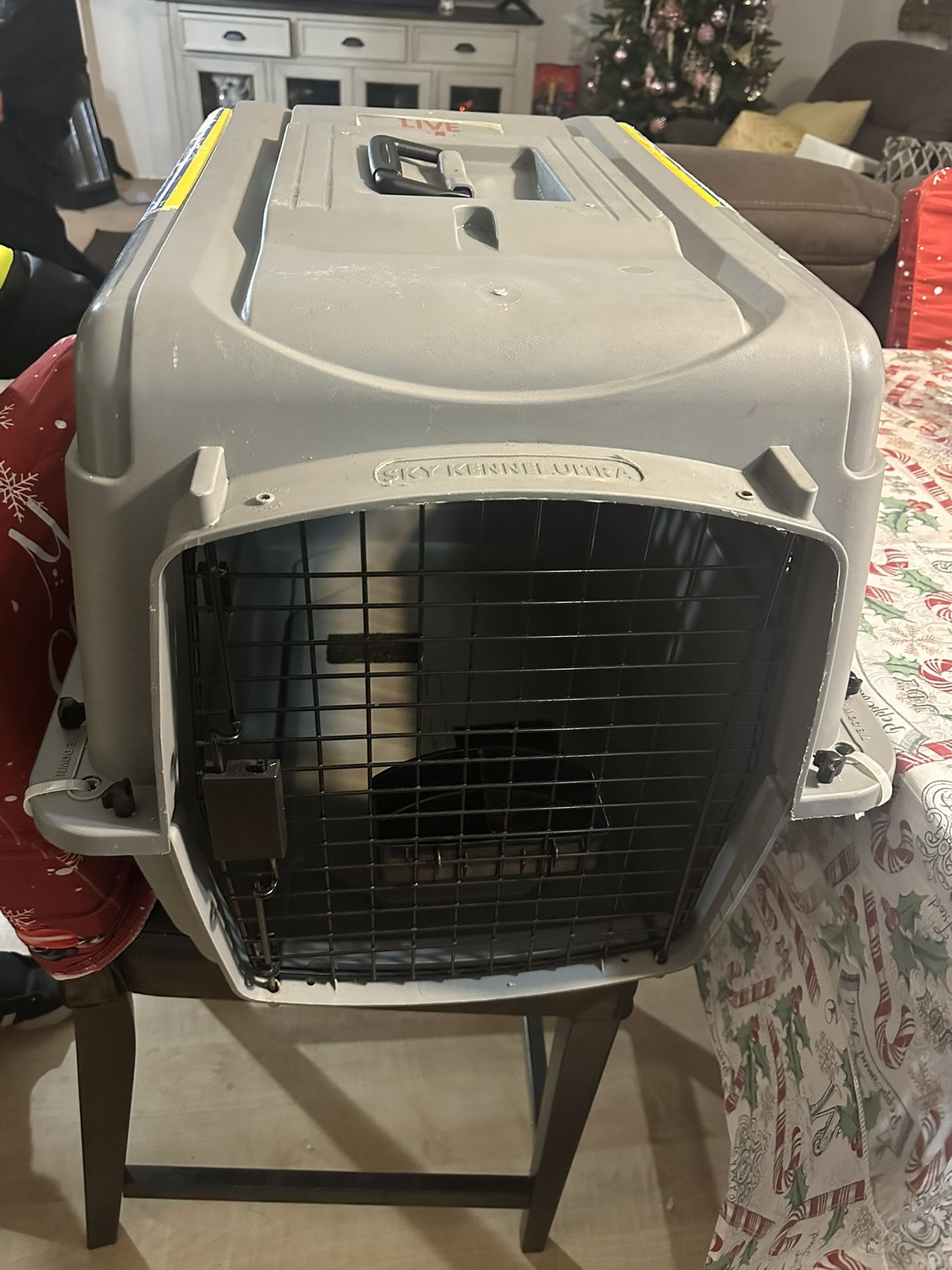 Dog Cage 24 Long 20 In Tall 18  Wide 