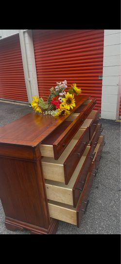 Solid wood long dresser with big drawers. Drawer working well