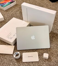 MacBook 💻 M5.   512 G   15 inch     2026